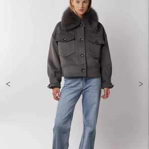 Meotine  - Säljer min meotine då den inte kommer till användning. Andvänt den väldigt lite så den är som ny. Storlek Xs-s men lite större i storleken