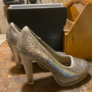 Glittriga klackskor - Så fina klackskor som verkligen sätter eld på outfiten! Använda fåtal gånger 