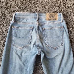 Crocker lågmidjade jeans - Innerbenslängd: 84 cm Midjemått: 70 cm Bilder lånade från förra ägaren. Säljer pga att jag har för många jeans🌹