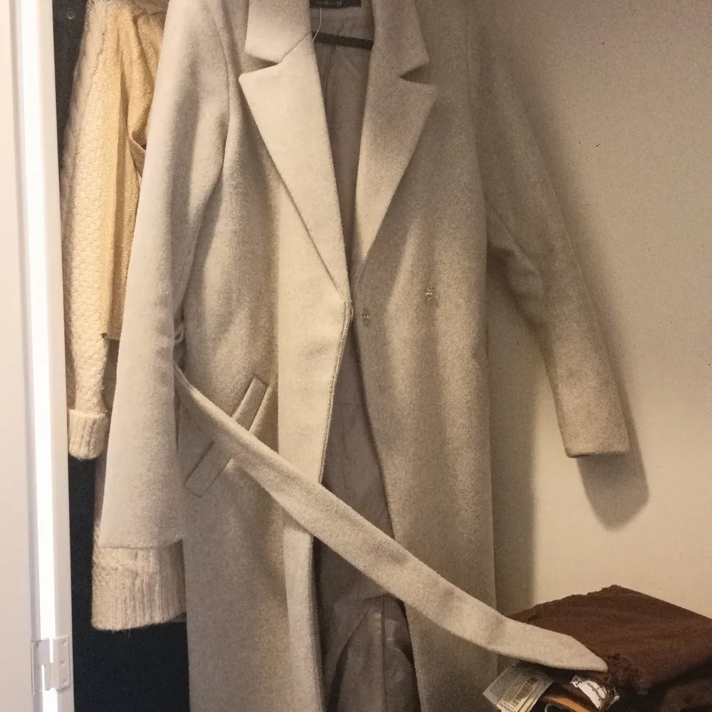 Gray coat with a wrap around the waist, size 34 but fits 36. Worn very little.. Jackor.