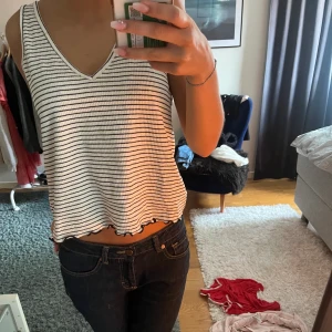 Vit och svart randig topp - Super fin topp knappt använd ❣️