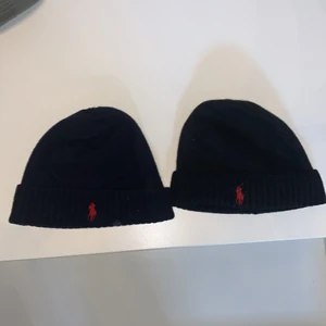 Polo Ralph lauren mössor  - 2 stycken raffe mössor säljs för 110kr styck eller 200 för båda fint skick den svarta har en liten lagning i bak men de är inget som syns vid användning 