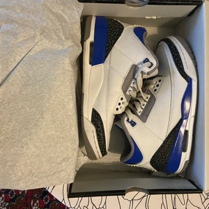 Jordan 3 strl 41 - Jag säljer mina Jordan 3 retro racer blir man får med original lådan men har ej kvitto köpta för 2300kr mer frågor är det bara att fråga