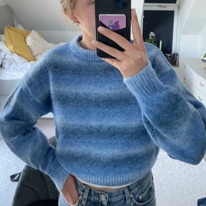 BLÅ STICKAD TRÖJA - Säljer denna super fina och helt oanvända tröja ifrån H&M i storlek xs men passar även en s💖frakt tillkommer 