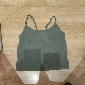 Träningstopp - Ett träningslinne från h&m, jätte fint och skönt men känner att det inte riktigt passar mig längre , därför jag säljer det. 