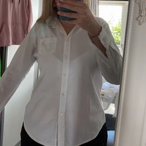 Ralph Lauren skjorta  - Säljer min Ralph lauren skjorta som jag fick av min moster för ca 1 år sedan, har använt den ett fåtal gånger! 💓sitter som en S/M, pris kan diskuteras!