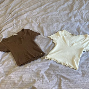 Matchande söta toppar - Säljer dessa två topparna från pull&bear pga dom kommer inte till användning, köpte för ca ett år sen men har kommit till användning högst 3 gånger. Köpare betalar för frakt 