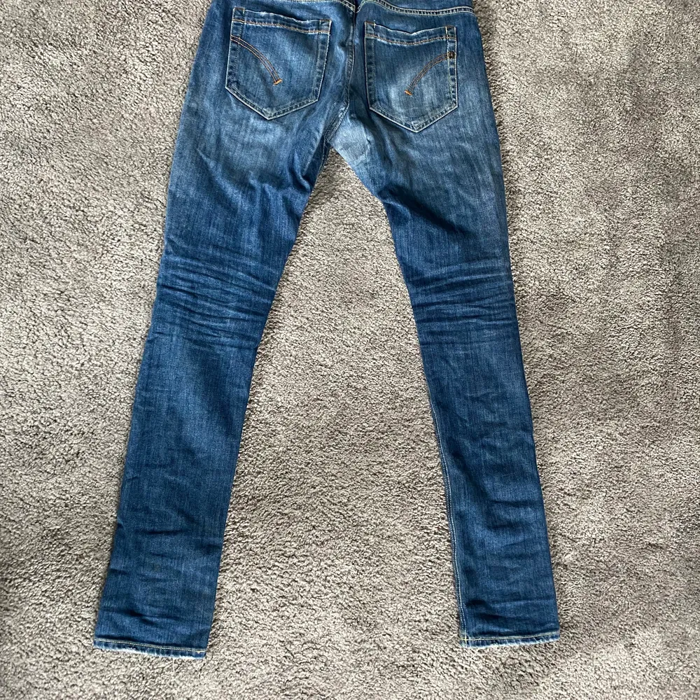 Säljer dessa Dondup jeans för de passar inte längre. Storlek 29 och 30, dm för frågor. Jeans & Byxor.