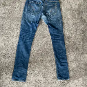 Säljer dessa Dondup jeans för de passar inte längre. Storlek 29 och 30, dm för frågor