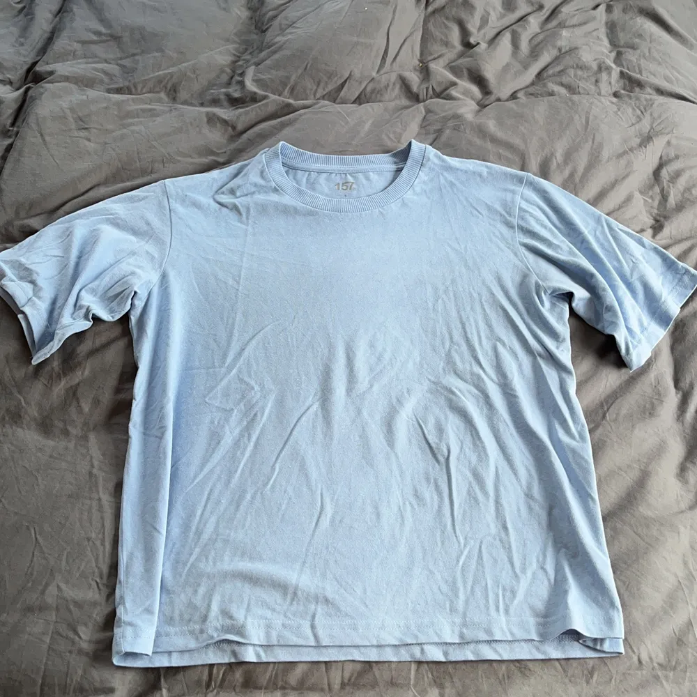 Säljer denna helt oanvända t-shirt från laget 157. Den är i storlek small och är blå 😄 . T-shirts.