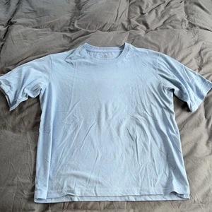 Blå T-shirt - Säljer denna helt oanvända t-shirt från laget 157. Den är i storlek small och är blå 😄 