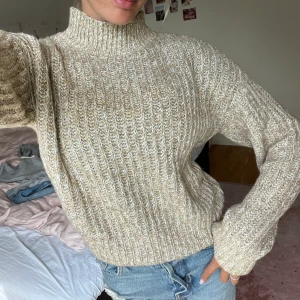 Beige stickad tröja - Från nakd, endast testad!💖 stor i storleken 
