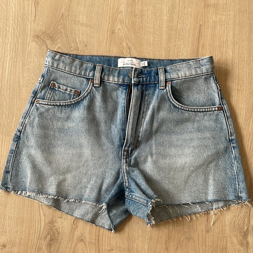 Helt nya och oanvända jeans shorts från & other stories.. Shorts.