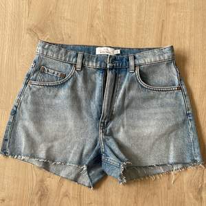 Helt nya och oanvända jeans shorts från & other stories.