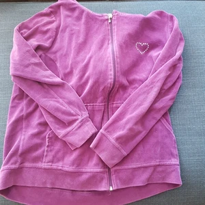 Lila zip upp - En lila zip upp med ett "diamant" hjärta på. Den ser rosa ut på bilden men är lila💗
