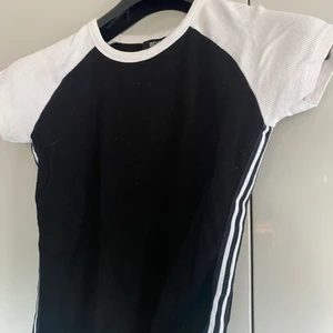 Svart vit T-shirt  - Tshirt, tror från Urban outfitters, storlek S🌸