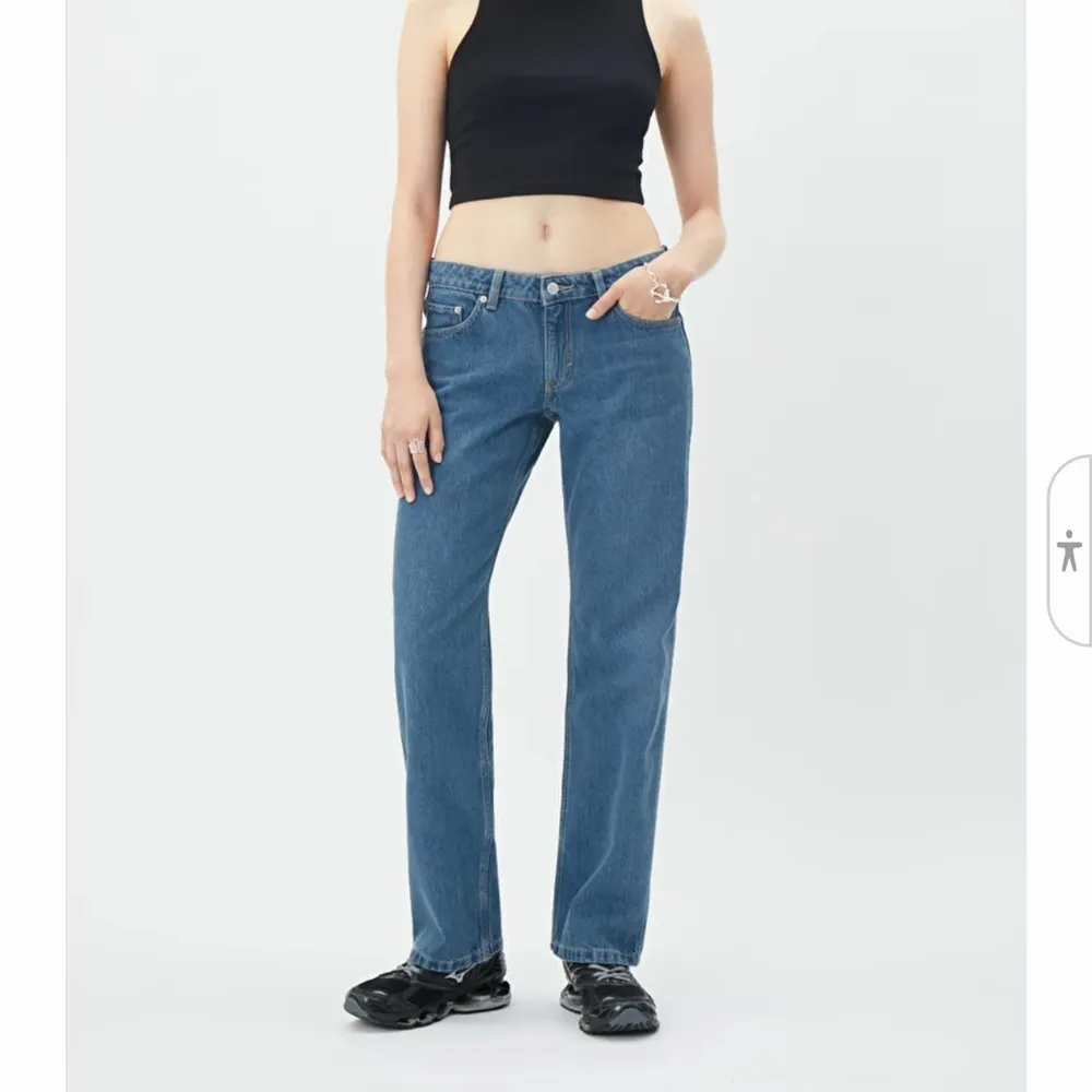 Säljer dessa helt nya lågmidjade Jeans från Weekday då de är förstora för mig, skickar fler bilder om det behövs. Jeans & Byxor.