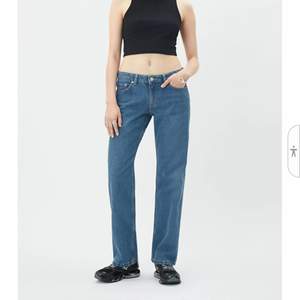 Säljer dessa helt nya lågmidjade Jeans från Weekday då de är förstora för mig, skickar fler bilder om det behövs