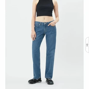 Weekday arrow low - Säljer dessa helt nya lågmidjade Jeans från Weekday då de är förstora för mig, skickar fler bilder om det behövs