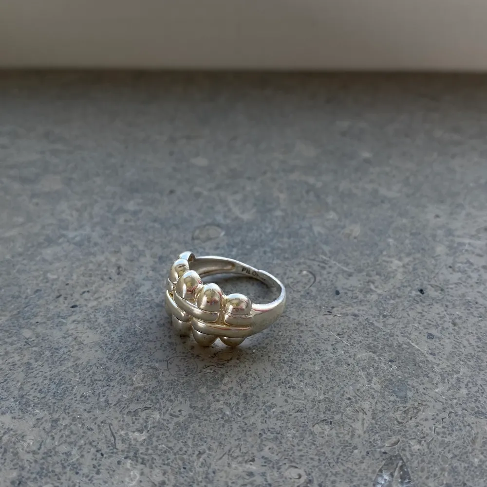 Säljer en jättefin pilgrims ring eftersom att den är silver och jag är en guldperson. Kostade ursprungligen 350 kr och är i samma skick då jag inte har använt den. Genom att köpa den från mig får ni 50% off💕. Accessoarer.