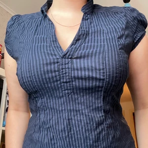 Lila randig blus  - Snygg, stretchig. DMa för fler bilder eller mått. Köpare står för frakten. 