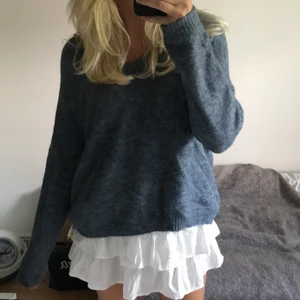 Stickad tröja  - Jättefin stickad tröja från Lindex, i storlek S men är lite oversized i storleken. I nyskick, frakten ligger på 66kr och är spårbar 😊