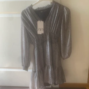 Zara klänning  - Slutsåld zaraklänning som inte kommer till användning💗