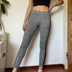 Rutiga tights byxor  - Rutiga byxor från Gina i storlek XS