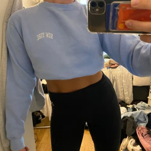 Vintage collegetröja  - Vintage collegetröja i väldigt fin färg. Går att använda som croppad tröja eller också utvikt. Storleken står ej, men jag kan använda den och är mellan s-m. 