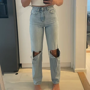 32 - Högmidjade och ganska långa (jag är 171 cm). 