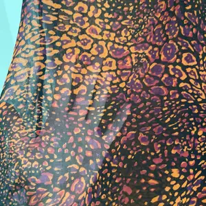 Seetrgenomskinlig klänning/tunika med leopardmönster i olika färger. 