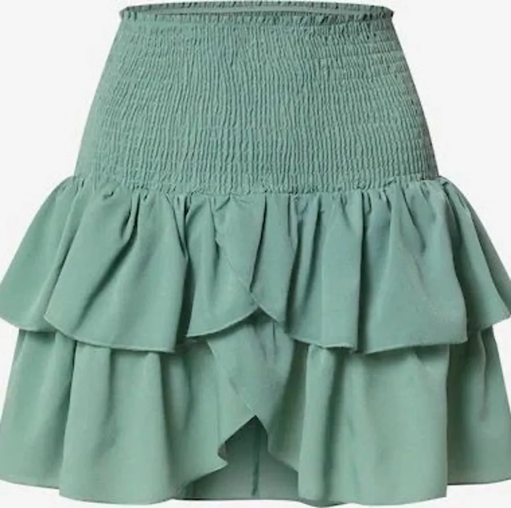 Säljer denna gröna kjol från Neo Noir🤩Sparsamt använd! Meddela mig om frågor💚. Kjolar.