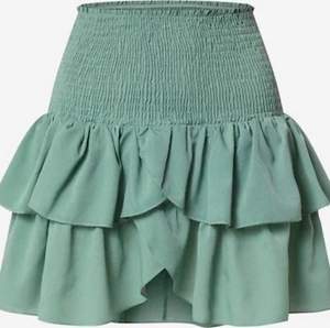 Säljer denna gröna kjol från Neo Noir🤩Sparsamt använd! Meddela mig om frågor💚