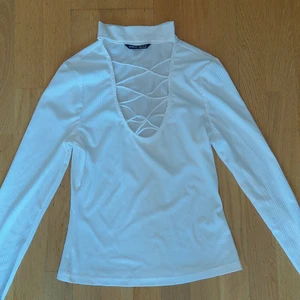 Vit långarmad topp, Storlek M - Vit långarmad topp från shein. Storlek M.