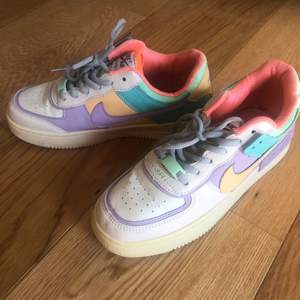 Nike Air Force 1 pastellfärgade EU 38  Used but in a good condition   (Bought from Humana for 300kr, sadly they’re too half a size too small for me so selling)