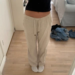 Linnebyxor  - Jättefina linnebyxor från ZARA. Jag brukar bära S, men de är storlek M och passar M utmärkt. Enda defekten är hål i fickan, inget som syns