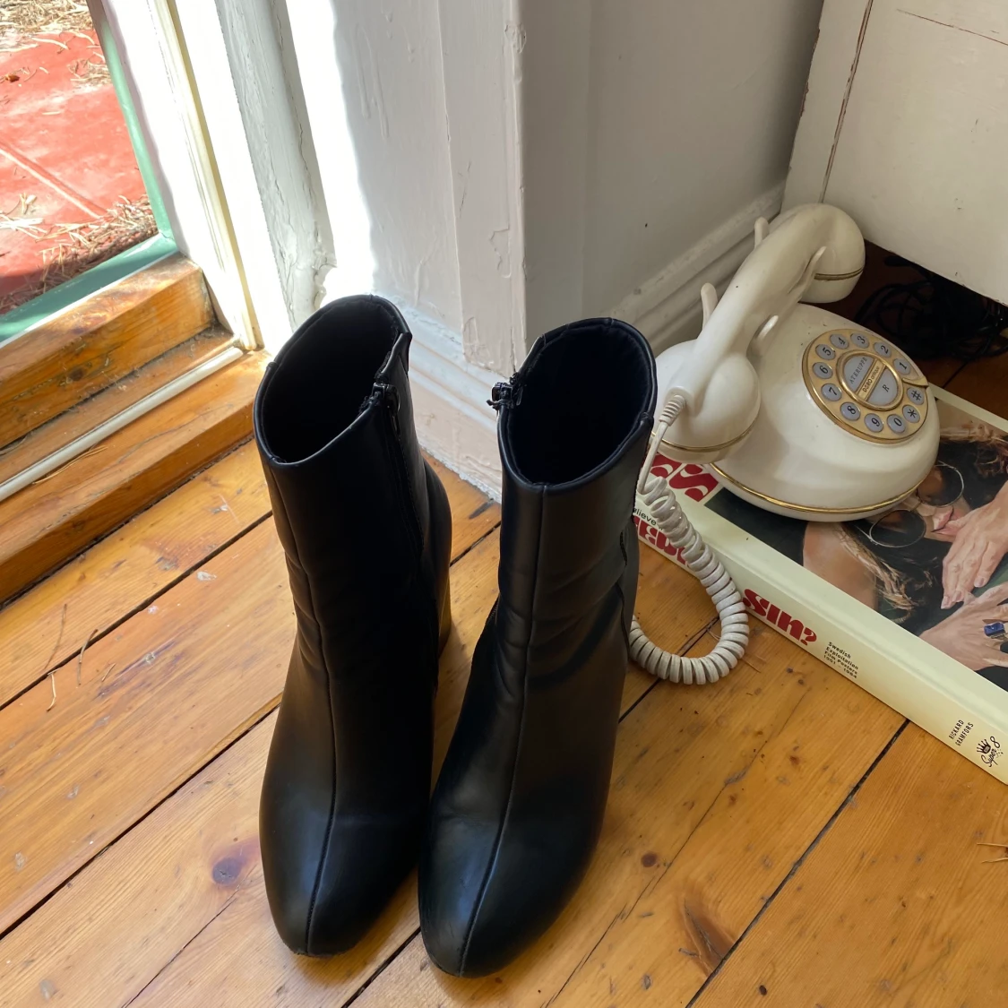 Svarta stövletter