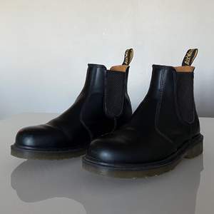 Boots från Dr. Martens i modellen ”2976 Chelsea Black”. Använda ett fåtal gånger, dock liten skada framtill - se bild. Nypris 1999 kr.  