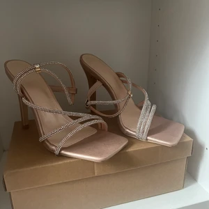 Klackskor  - Dom är aldrig använda utan bara testade. Lådan kommer med. Frakt ingår 