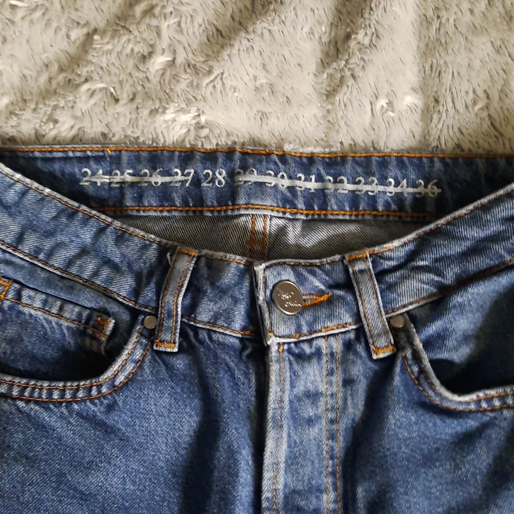 Högmidjade jeans från bikbok, mörkare blå, köpte för 499:- (Frakt ingår ej) . Jeans & Byxor.