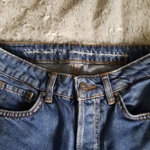 Högmidjade jeans från bikbok, mörkare blå, köpte för 499:- (Frakt ingår ej) 
