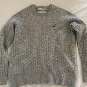 Stickad peak performance tröja - Fin stickad peak performance, sparsamt använd. Orginal pris 529kr. Säljer för 79kr. Jättefin till någon med stockholmstilen. Storlek S❤️