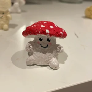 Liten flugsvamp  - Liten flugsvamp med tummar som jag gjort själv. 