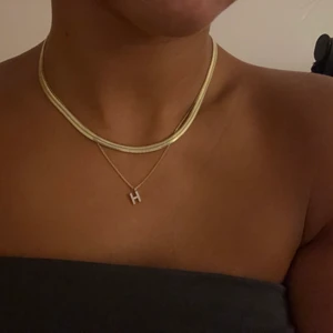 Halsband Alice Stenlöfs kollektion med Guldfynd - Halsband från Alice Stenlöfs kollektion med Guldfynd. Mycket fint skick. Säljer för 900kr + frakt. 