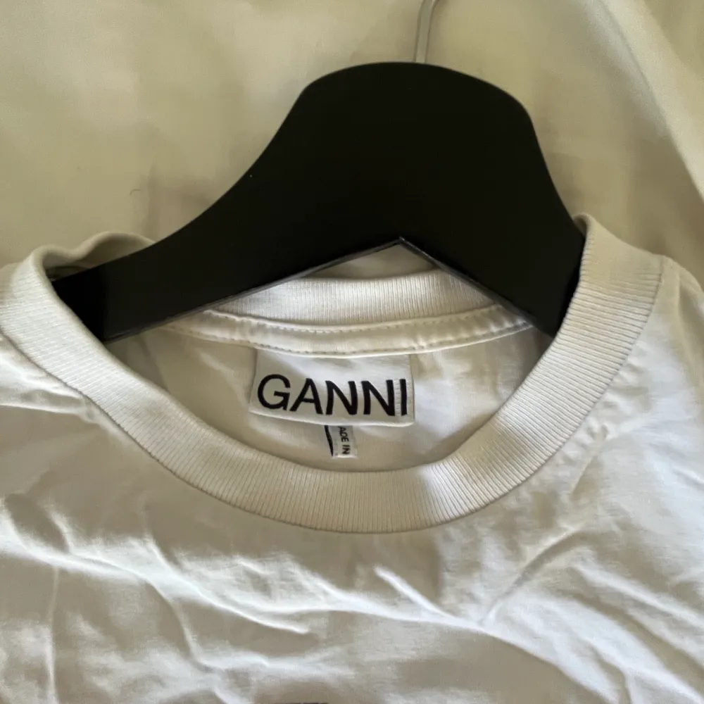 Säljer denna super coola tröja från Ganni. Den är i nyskick! ❤️ kan gå ner i pris vid snabb affär . T-shirts.