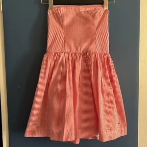 hollister strapless klänning - Supergulliga klänning från Hollister i stl M! Stretchar i ryggen. Tecken på användning finns 