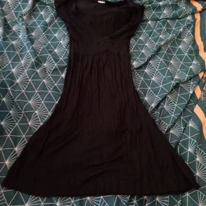 Svart klänning - Svart klänning, okänt märke. Mjukt och luftigt tyg. Använd en gång. Stor, skulle gissa på M/L. 