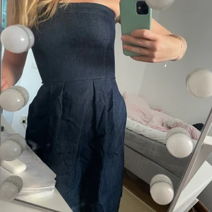 Blå klänning - No shoulder klänning som är så fin! Köparen står för frakt🦋