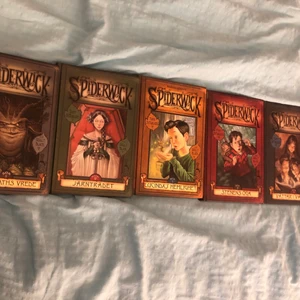 Spiderwick - Böcker - Bok 1-5 i nostalgiska serien Spiderwick! Säljes för 19kr/styck, blir billigare ju fler man köper. Fråga om pris vid intresse av att köpa flera! Svensk text.