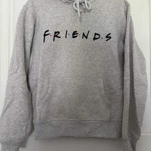 Grå hoodie med loggan på den kända serien friends. Superskön och sitter oversized. Köpt på h&m men är ett samarbete med WB Använd fåtal gånger 